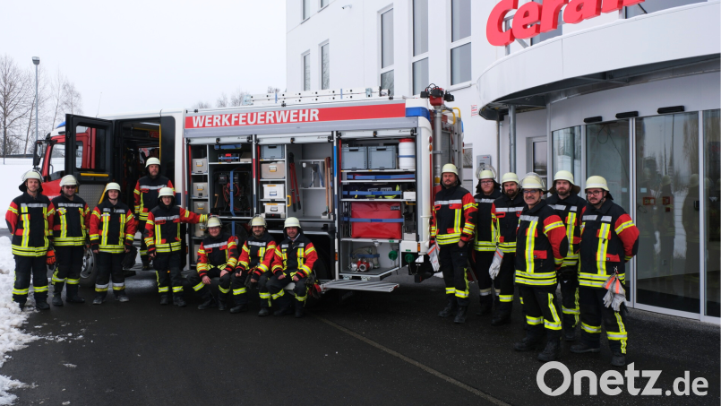 Die Mitglieder der Werkfeuerwehr der "CeramTec" vor dem neuen Löschfahrzeug. Bild: CeramTec