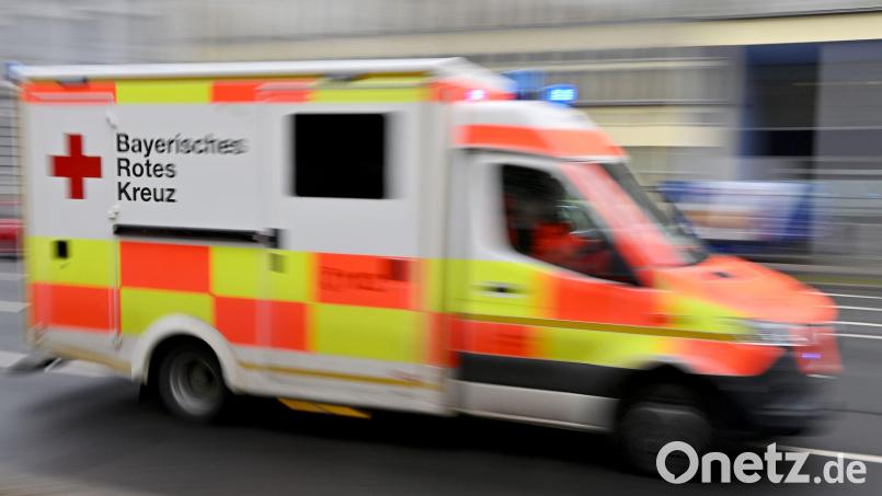 Die vier Verletzten wurden zur Behandlung ins Krankenhaus gebracht. Symbolbild: Peter Kneffel/dpa