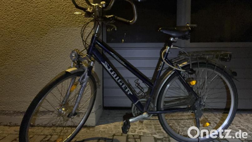 Ein Mann wurde nachts auf einer Terrasse in Schwandorf angetroffen. Die Polizei sucht Hinweise zu einem blauen Damenrad (Staiger, Montana). Bild: PI Schwandorf