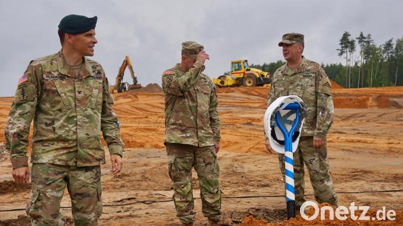 US-Oberst Stephen Flanagan (links), Kommandeur der US-Armee Garnison Bayern, und Oberst Mark Madden (rechts), Leiter des Joint Multinational Simulation Center, beim Spatenstich für ein 35-Millionen-Dollar-Bauprojekt der US-Armee auf dem Truppenübungsplatz Grafenwöhr. Bild: jut