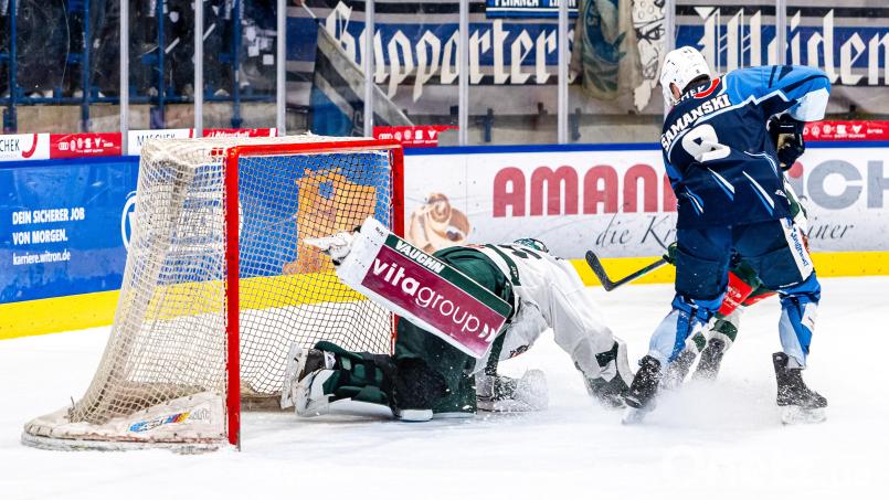Ein Fan hat das Trikot von Neal Samanski (rechts) im Stadio vergessen. Nachdem er es bemerkt hatte, war es weg. Jetzt bieten die Eishockey-Fans ihre Hilfe an. Archivbild: Elke Englmaier