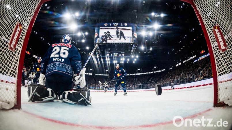 Die Lichter, sie scheinen hell im Münchner SAP-Garden –und mittendrin: Simon Wolf (hier bei der Partie gegen die Eisbären Berlin). Der 21-Jährige Goalie gilt als eines der größten Nachwuchstalente im deutschen Eishockey und pendelt in dieser Saison zwischen dem EHC Red Bull München und den Blue Devils Weiden. Bild: City-Press GmbH Bildagentur
