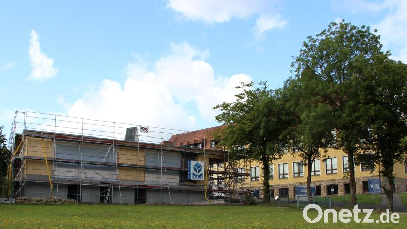 Gegenüber der Grundschule entsteht der Neubau der Offenen Ganztagsschule. Ein Ort, an dem Kinder nicht nur lernen, sondern sich auch wohlfühlen sollen. Bild: lep