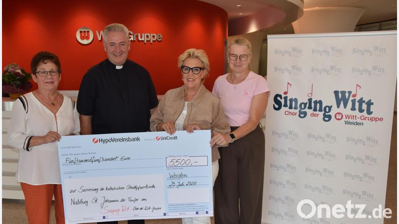 Stefanie Zühlke-Schmidt (2. v. r.) übergibt mit zwei Mitsängerinnen 5500 Euro an Nabburgs Stadtpfarrer Hannes Lorenz. Bild: fz