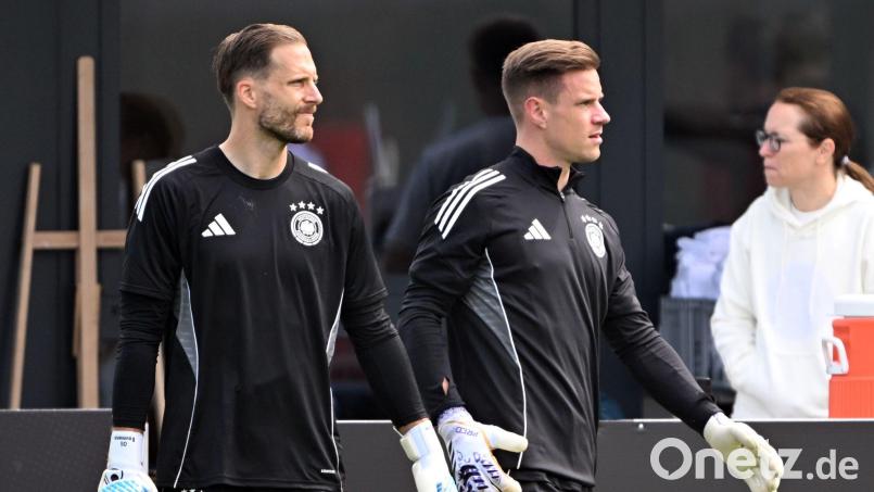 Oliver Baumann (l) fühlt mit dem verletzten Marc-André ter Stegen. (Archivbild) Bild: Federico Gambarini/dpa