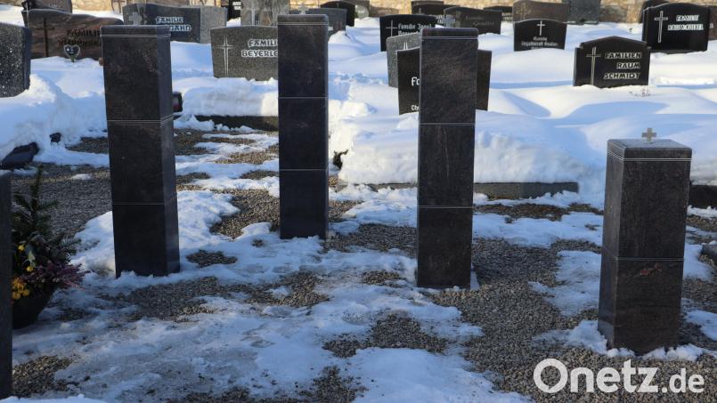 Urnenbestattungen werden künftig häufiger. Manche Hinterbliebenen wollen zwei oder drei Stelenaufsätze reservieren. Bild: gru