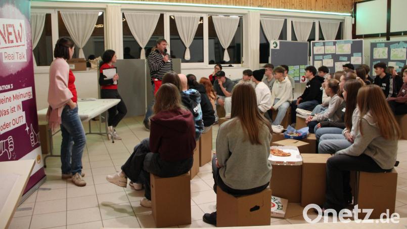 Beim Gruppen-Workshop des NEW Real Talk im Sportheim kreierten die Kirchenthumbacher Heranwachsenden viele Vorschläge für eine lebendige Kommune. Wie versprochen analysierten Bürgermeister und Marktgemeinderat die Wünsche der Jugend und diskutierten konkrete Schritte zu deren Verwirklichung. Bild: lep