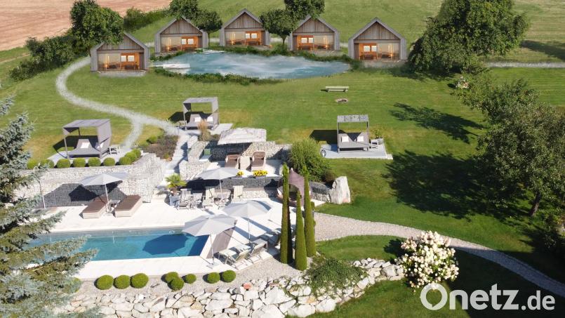 So soll die künftige Anlage mit den fünf Naturchalets (im Hintergrund) am Heindlhof einmal aussehen. Vorne ist der bereits bestehende Pool zu sehen. Erstellt hat die Visualisierung Laura Fuhrmann. Bildmontage: Laura Fuhrmann/exb