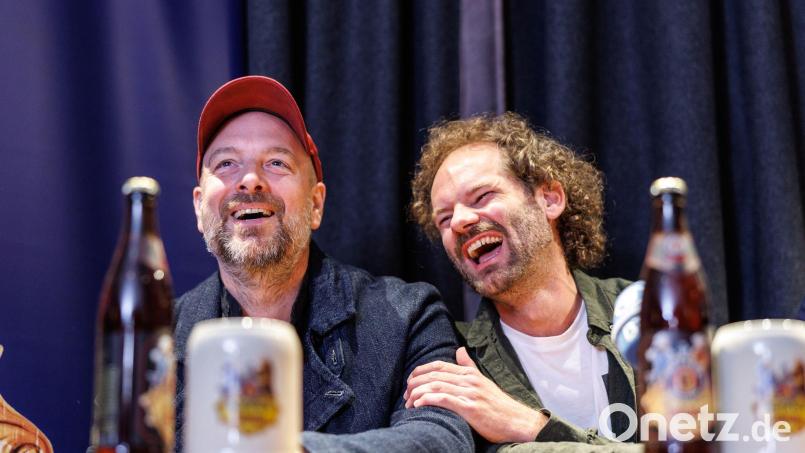 Stephan Zinner (l), deutscher Kabarettist, Musiker und Schauspieler, und Maxi Schafroth, deutscher Kabarettist, Schauspieler, Moderator und Filmemacher, beantworten beim Pressegespräch der Paulaner Brauerei Gruppe zum neuen Fastenredner für die Salvator-Probe am Nockherberg 2026 Fragen von Medienvertretern. Zinner löst Schafroth als Fastenredner am Nockherberg ab. Die Salvator-Probe ist ein Starkbierfest und einer der Top-Termine im politischen Kalender in Bayern. Die Veranstaltung ist zweigeteilt: In der Fastenpredigt knöpft sich ein Kabarettist die anwesenden Spitzenpolitiker vor, im anschließenden Singspiel werden Politiker von Schauspielern gedoubelt und aufs Korn genommen. Bild: Matthias Balk/dpa