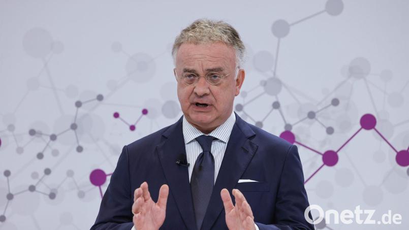 Das Spezialchemieunternehmen Evonik will künftig weniger Dividende an die Aktionärinnen und Aktionäre ausschütten, um mehr Geld für Investitionen und Schuldenabbau zu haben. (Symbolbild) Bild: Oliver Berg/dpa