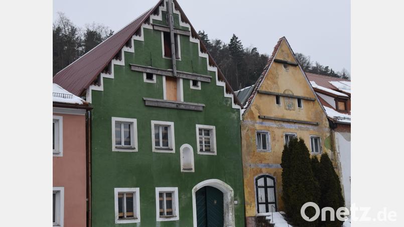 Zwei der drei Brandhäuser sind notgesichert und warten auf eine Sanierung. Gebrannt hatte es in der Nacht zum 26. Mai 2020. Warum tut sich nichts, fragen sich die Hohenburger. Bild: bö