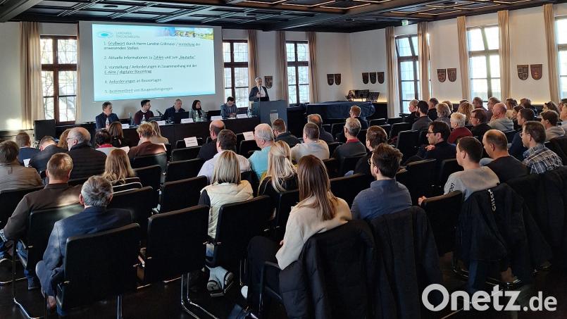 Landrat Roland Grillmeier spricht vor über 70 Planerinnen und Planern aus dem Landkreis Tirschenreuth Bild: Fabian Polster, Landratsamt Tirschenreuth