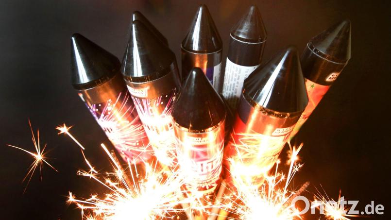 Den Ermittlern zufolge bestätigte sich der Verdacht, dass eine Silvesterrakete das Feuer ausgelöst hatte. (Symbolbild) Bild: Roland Weihrauch/dpa