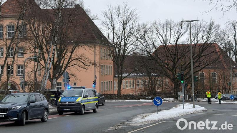 Polizisten sperrten das Schulgelände ab und durchsuchten das Gebäude. Bild: Daniel Löb/dpa
