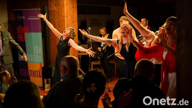 Beim „Dinner mit Singer“ dreht sich alles um die Musik. In Sulzbach-Rosenberg geht es um die Musik für eine Hochzeit. Bild: Florian Wein/OVIGO Theater
