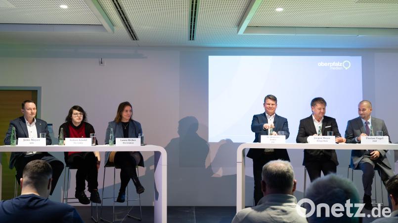 Verkehr, Einzelhandel und die Frage, wie es gelingt, neues Leben in die Innenstadt zu bringen – all diese Themen beschäftigten die Anwärter auf das Oberbürgermeisteramt in Weiden bei der Podiumsdiskussion. Bild: Franka Eichl