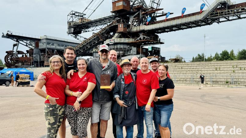 Bei ihrer ersten Teilnahme an der Deutschen Grill- und BBQ-Meisterschaft haben die Stiftlandgriller um Vorsitzenden Karsten Heßing (Vierter von links) den sechsten Platz belegt. In Händen hält er die Trophäe für das drittbeste Dessert im Wettbewerb. Bild: Stiftlandgriller