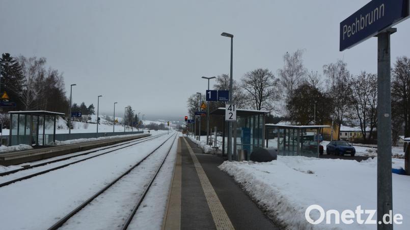Elektrifiziert wird die Bahnstrecke zwischen Marktredwitz und Regensburg. Im Bereich von Pechbrunn könnten dabei bis zu fünf Meter hohe Lärmschutzwände errichtet werden. Bild: jr