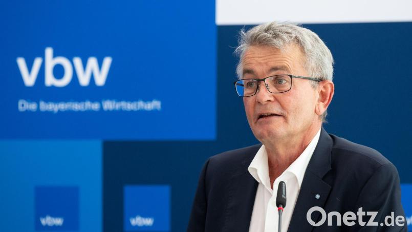 Der vbw-Hauptgeschäftsführer hat in einem Interview einen neuen Anlauf für Mehrarbeit gemacht. (Archivbild) Bild: Sven Hoppe/dpa