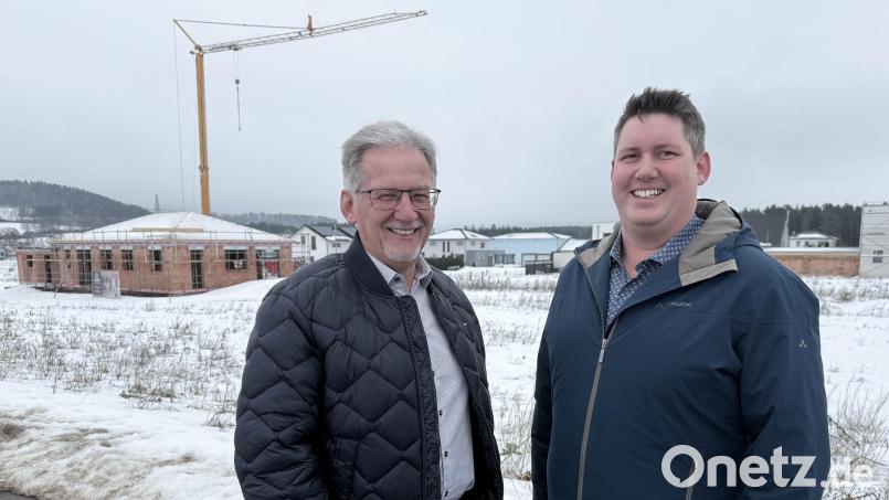 Kräne und Neubauten zeugen in Irchenrieth für das stete Bemühen von Josef Hammer (links), Bauplätze im Ort zu schaffen. Nach 18 Jahren kandidiert er nicht mehr für das Amt des Bürgermeisters. Einziger Kandidat für die Nachfolge ist sein Sohn Michael Hammer. Bild: Gabi Schönberger