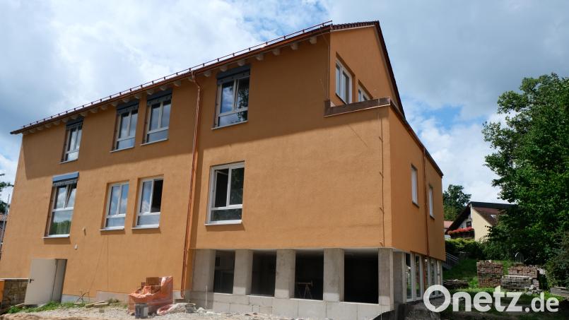 Erst jetzt, nachdem das Baugerüst weg ist, lässt sich das Ausmaß der Erweiterung und Sanierung des Kindergartens „Unterm Regenbogen“ der evangelischen Gemeindediakonie in Floß erkennen. Bild: Fred Lehner