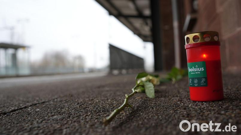 An den getöteten Zugbegleiter wird am Bahnhof Landstuhl erinnert. Bild: Patrick von Frankenberg/dpa