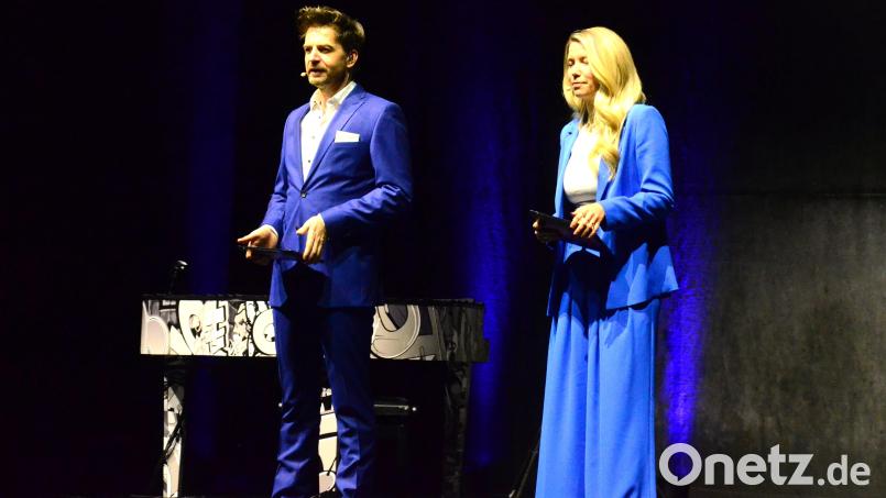 Strafverteidiger Alexander Stevens mit Moderatorin Jacqueline Belle. Bild: Kunz