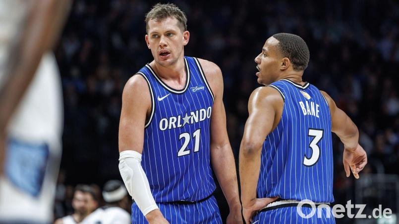 Moritz Wagner (l.) steuerte beim Sieg seiner Orlando Magic gegen die Brooklyn Nets von der Bank aus 14 Punkte bei. (Archivbild) Bild: Andreas Gora/dpa