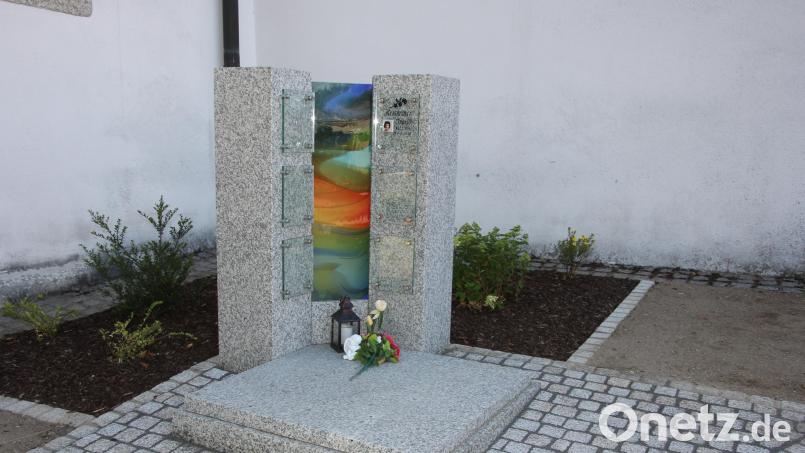 Zwei Urnenstelen mit insgesamt sechs Kammern wurden jüngst gleich neben der Pfarrkirche in Wondreb installiert. Ein Grab ist schon belegt. Bild: kro