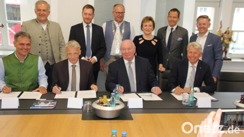 Viel Prominenz war der geschichtsträchtigen Unterzeichnung zugegen (von links): Leonhard Zintl, Volker Tolkmitt, Waldemar Berg und Clemens Bulitta. Stehend von links Landrat Roland Grillmeier, Ministerpräsident Michael Kretschmer, Bürgermeister Roman Schäffler, Christiane Hellbach (OTH Amberg-Weiden), Bundestagsabgeordneter Albert Rupprecht und Landtagsvizepräsident Tobias Reiß. Bild: kro