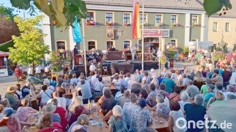 Zahlreiche Zuschauer verfolgte die Verhandlung des "Königlich-Bayerischen Amtsgerichts" vor dem Rathaus in Eslarn. Bild: gz