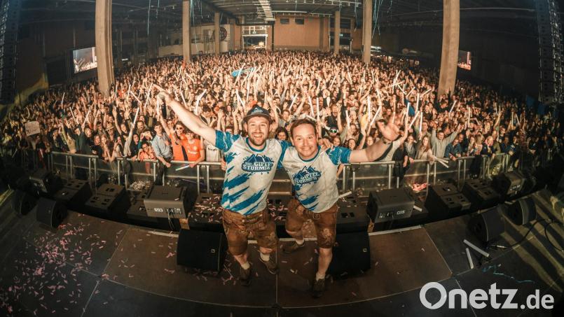 Das Duo "Die Gipfelstürmer" sorgt zum Auftakt des Wurzer O'Schnitts am 5. September für Stimmung im Festzelt. Bild: Moritz Weiß