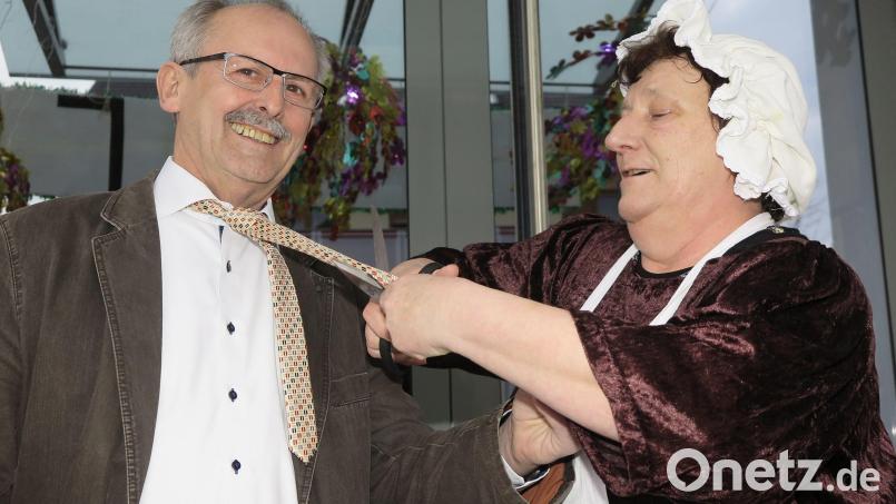 Die Närrinnen stürmen am Weiberfasching die Rathäuser und kürzen allen Männern, die ihnen über den Weg laufen, die Krawatten. Archivbild: Hirsch