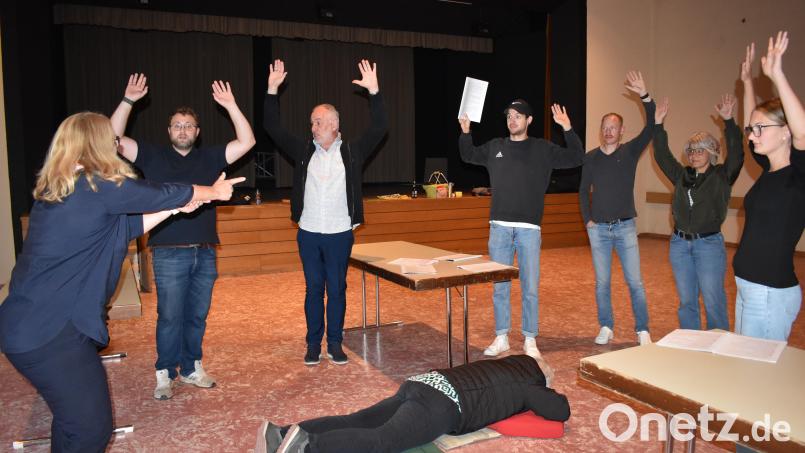 Hände hoch! Die Proben für den neuesten Wirtshauskrimi „Der Schatz des Pythagoras“ laufen auf Hochtouren. Bild: rgr