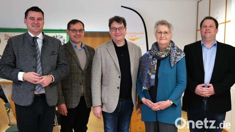 Von links: Der Präsident des Tourismusverbandes Ostbayern, Landrat Thomas Ebeling, der Leiter des Oberpfälzer Freilandmuseums, Tobias Hammerl, der Leiter der Staatlichen Bibliothek in Regensburg, Bernhard Lübbers, die Leiterin des Staatsarchivs Amberg, Maria Rita Sagstetter, und Bezirksheimatpfleger Tobias Appl (von links) sprachen bei der Tagung "Tourismus in der Oberpfalz - gestern und heute". Bild: Hirsch