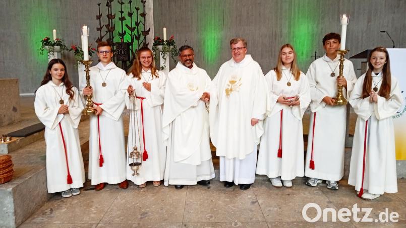 Nach dem Gottesdienst stellten sich Pater Jo und Stadtpfarrer Bernd Philipp mit den Ministranten zu einem Erinnerungsfoto. Bild: Oswald Zintl