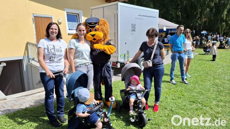 Der Polizei-Löwe stellte sich gerne für ein Erinnerungsfoto zur Verfügung. Bild: gz