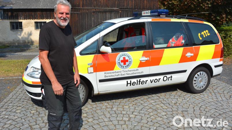 Die BRK-Bereitschaft Bad Neualbenreuth feiert heuer das 75-jährige Bestehen. Leiter Günter Plonner steht hier vor dem örtlichen HvO-Fahrzeug, mit dem pro Jahr über hundert ehrenamtliche Einsätze absolviert werden. Bild: jr