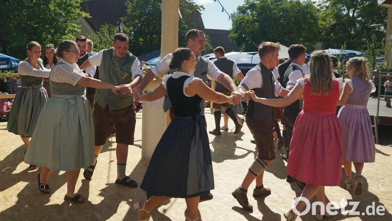 Nach 18 Jahren wurde wieder eine alte Tradition auferweckt: Elf Paare am Baum tanzten den 25 Meter hohen Kirwabaum aus. Bild: Kirwaverein Kirchenthumbach/Kerstin Gerchau