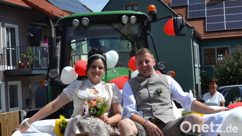 Ein Stück Weges wurde das Brautpaar Florian Völkl und Lisa Hölzl mit dem Traktor zur Hochzeit auf Schloss Burgtreswitz chauffiert. Bild: gi