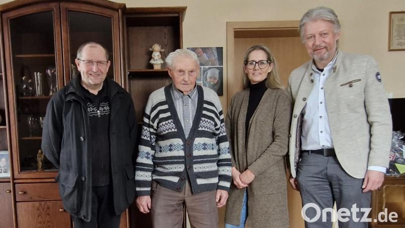 Alfred Braun (Zweiter von links) feierte 90. Geburtstag. Neben seiner Tochter Ulrike Hagen (Zweite von rechts) wünschten Plößbergs Pfarrer Thomas Thiermann (links) und Bürgermeister Lothar Müller (rechts) alles Gute. Bild: Markt Plößberg