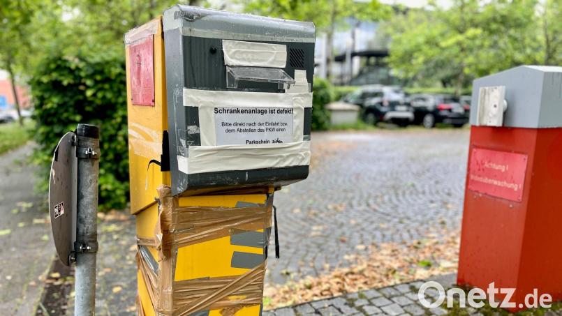 Die Überreste der kaputten Schrankenanlage stehen noch auf dem Parkplatz vor der Weidener Max-Reger-Halle. Bild: Gabi Schönberger
