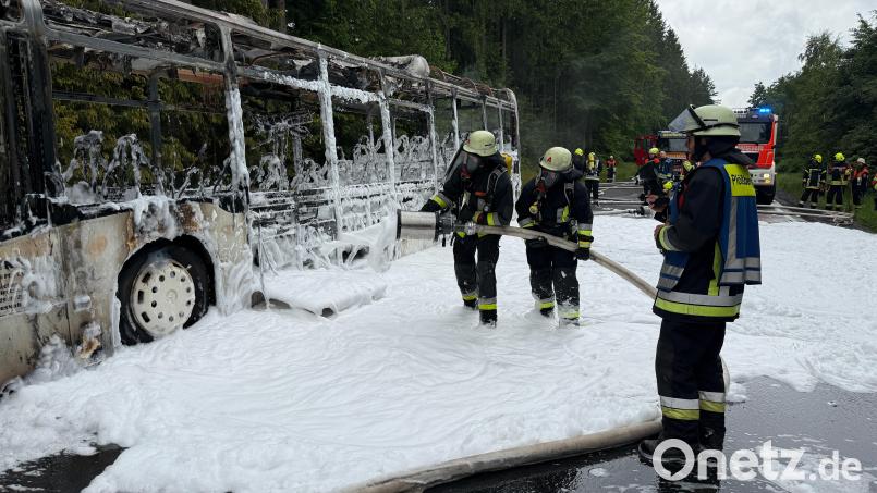 Ein leerer Schulbus brannte im Juni 2025 bei Schönficht auf der Staatstraße 2181. Der Fahrer konnte sich rechtzeitig in Sicherheit bringen. Nicht immer gehen Unfälle mit beteiligten Bussen so glimpflich aus. Archivbild: Roland Wellenhöfer