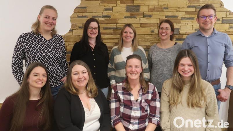 Die Mitglieder des neuen Fördervereins der Kita St. Josef, Vilseck (vorne, von links): Schriftführerin Angelina Draht, Vorsitzende Jessica Pickert, Stellvertreterin Nicola Honig, Kassenwartin Stefanie Kraus, (hinten von links) Kitaleiterin Katharina Kreuzer, Elternbeiratsmitglieder Ann-Kathrin Stein, Simone Lukesch, Patricia Süß und Wolfgang Edl. Bild: rha