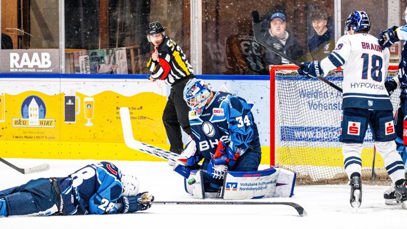 Goalie Michael McNiven (Mitte) und Verteidiger Maximilian Kolb (links) können in dieser Szene das 0:3 durch Laurin Braun nicht verhindern. Bild: Elke Englmaier