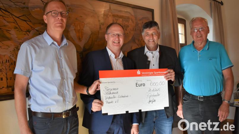 Das Geburtstagsgeld von Bürgermeister Edgar Knobloch ging an einige Vereine für gemeinnützige Zwecke, (von links) Andreas Greiner, Herbert Kuchlbauer, der einen symbolischen Scheck dabei hatte, Bürgermeister Edgar Knobloch und Helmuth Wächter. Bild: rgr