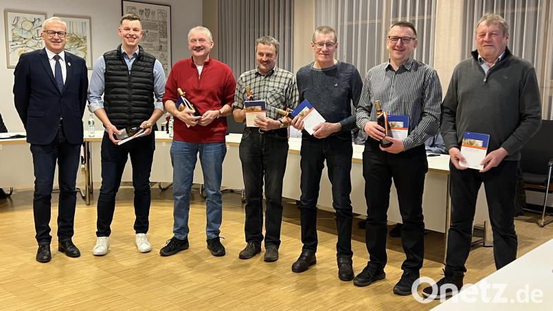 Bürgermeister Bernhard Lindner vereidigte die sechs "Siebener". Johannes Dietrich, Andreas Wendl, Josef Wendl, Peter Gradl, Werner Berger und Johann Lederer sind nun Feldgeschworene (von links). Bild: mma