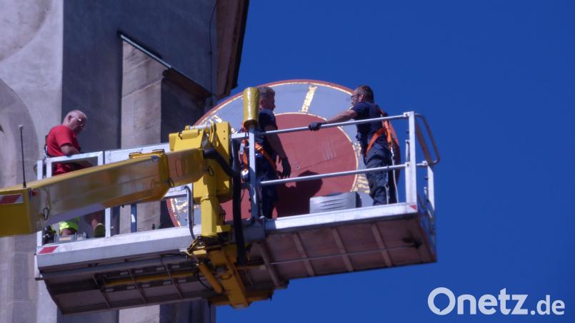 Eines der vier Ziffernblätter ist sicher im Korb der Hebebühne verstaut. Bild: Rainer Sollfrank