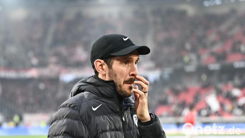 Freiburgs Coach Julian Schuster fragt sich, warum Gegner Werder Bremen den Trainer gewechselt hat. (Archivbild) Bild: Silas Stein/dpa