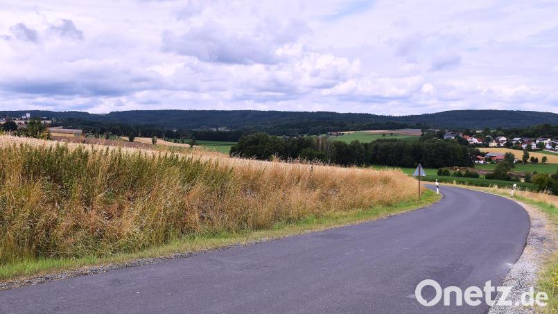 Vom Wiesauer Kreuzberg aus gesehen würden Windkraftanlagen das Landschaftsbild im geplanten Vorranggebiet TIR29 erheblich verändern. Links liegt Fuchsmühl, rechts im Tal Triebendorf am Fuße des Teichelbergs. Das dreifach geschützte Naturschutzgebiet liegt weiter rechts und ist nicht direkt betroffen. Jedoch dürfen Windkraftanlagen mit einem Abstand von 500 bis 1000 Metern an geschützte Gebiete heran gebaut werden. Bild: ubb